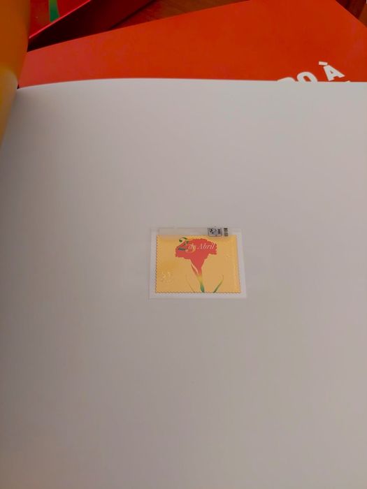 Livro 25 Abril - 50 Anos Democracia CTT Premium c/ Selo de Ouro