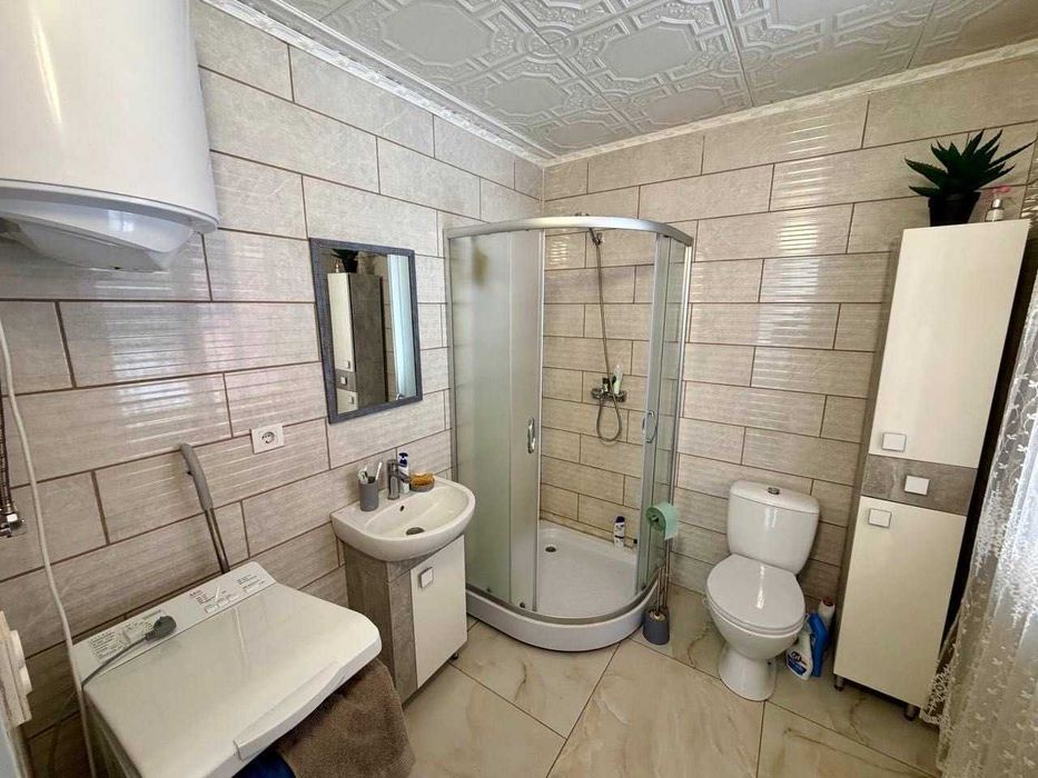 Продаж будинку з доглянутою ділянкою 6 сот.  Асфальтований доїзд