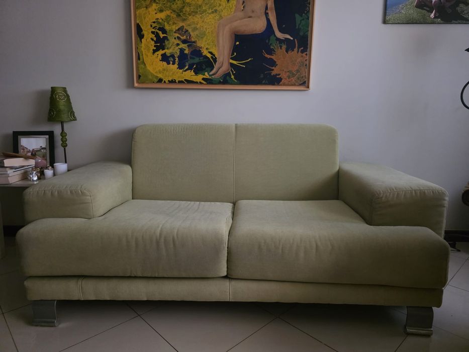 Sofá em tecido verde de 2 lugares