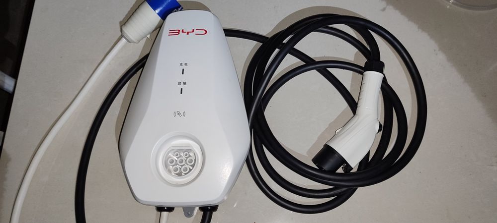 Зарядка GB/T AC 7 kw повністю с разьемом під установку .