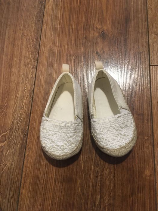 Sprzedam białe koronkowe baleriny rozmiar 18-19 H&M niechodki