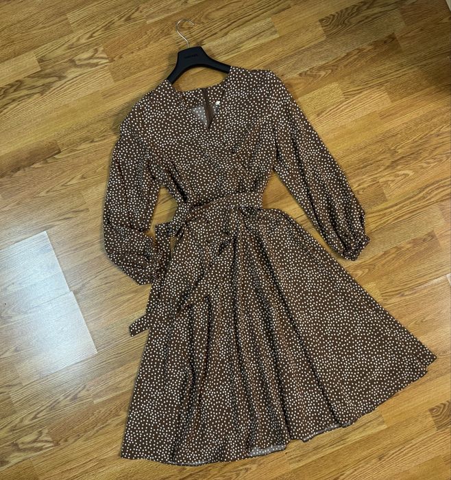 Нежное платье в горох