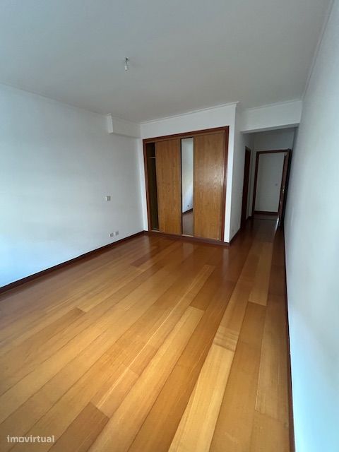 Apartamento T3 com garagem e terraço em Leiria