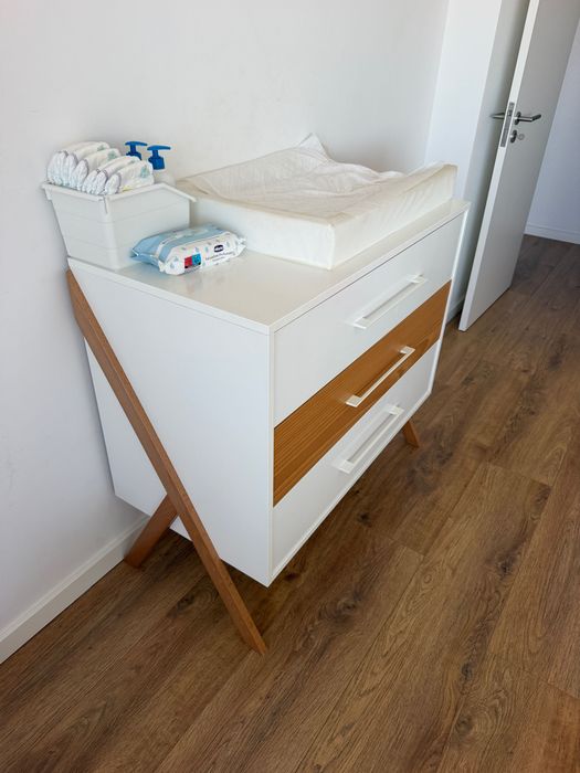 Quarto bebé: berço + cómoda + cadeira amamentação etc