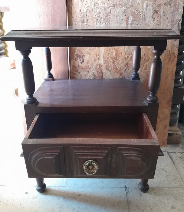 Mesinha de cabeceira para restaurar