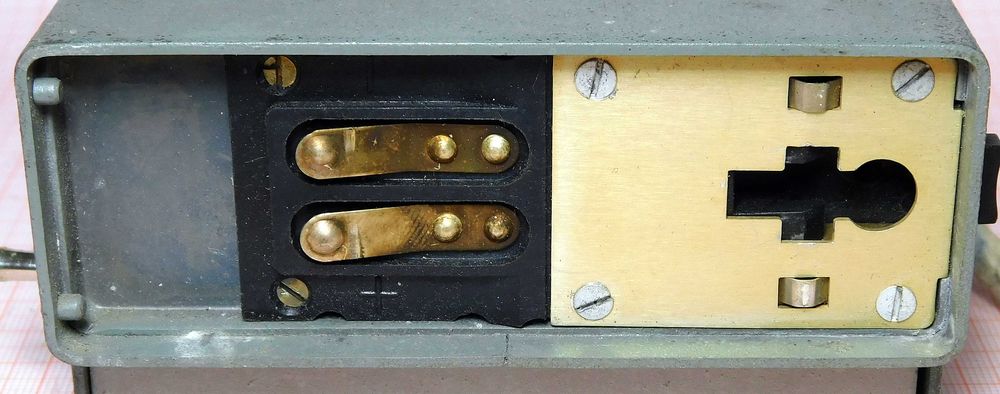 Ładowarka akumulatorów radiotelefonu UŁ 0272 1 RADMOR na części [K1]