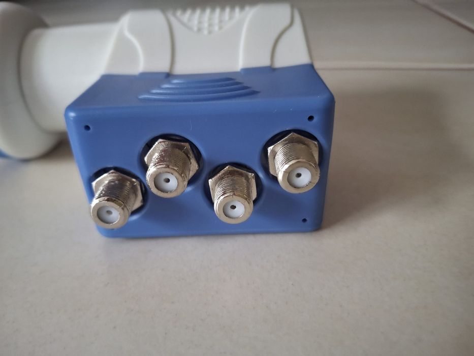 Konwerter Universal Quad LNBF CQD 4 0.1 dB COMSAT nowy