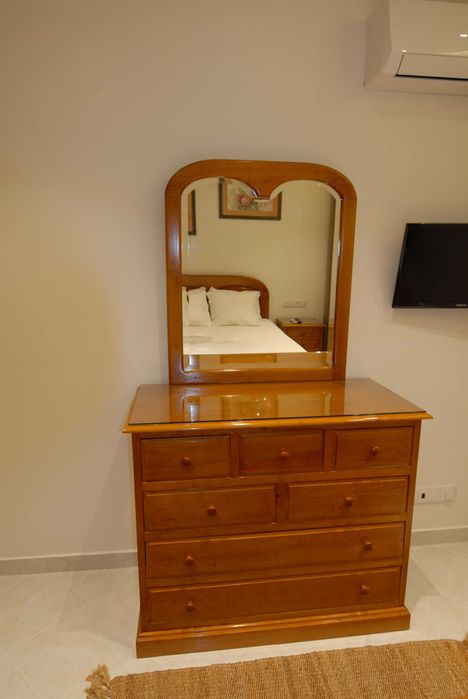 Mobília de Quarto em Pinho Maciço