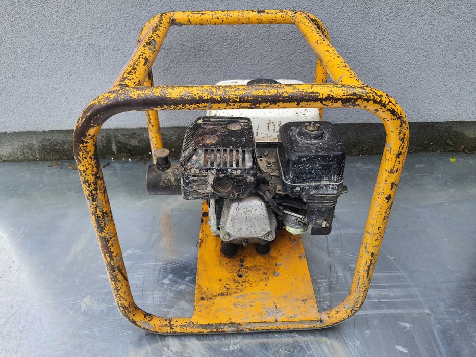 Wibrator spalinowy do betonu Dynapack