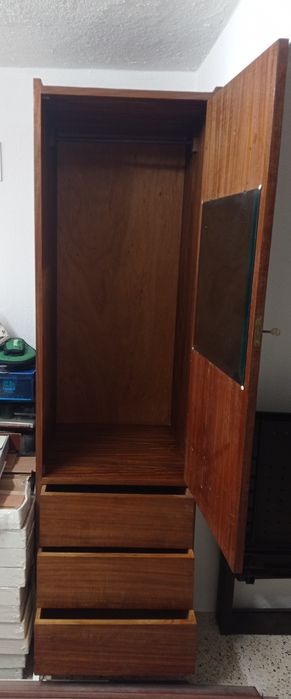 Móvel roupeiro em madeira