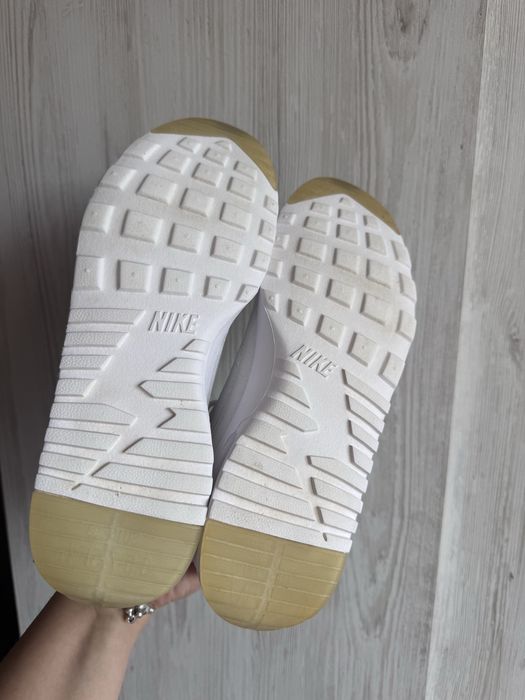 жіночі білі кросівки Nike Air Max Thea