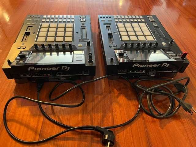 2x Pioneer DJ DJS-1000, samplers/sequenciadores autónomos com ecrã tátil