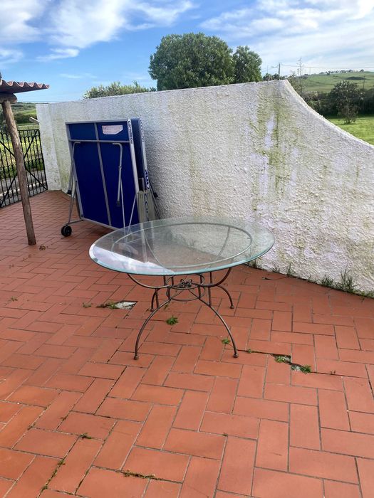 Mesa e Cadeiras de jardim com ferro e vidro