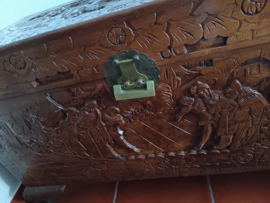 Arca antiga em madeira de canfora