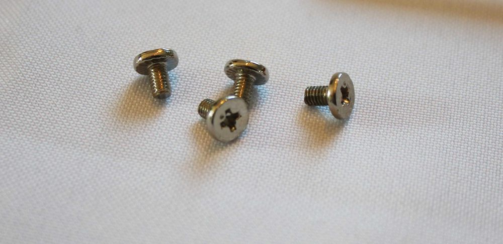 Śruby do dysków 2,5", dysków SSD  - cena za komplet.