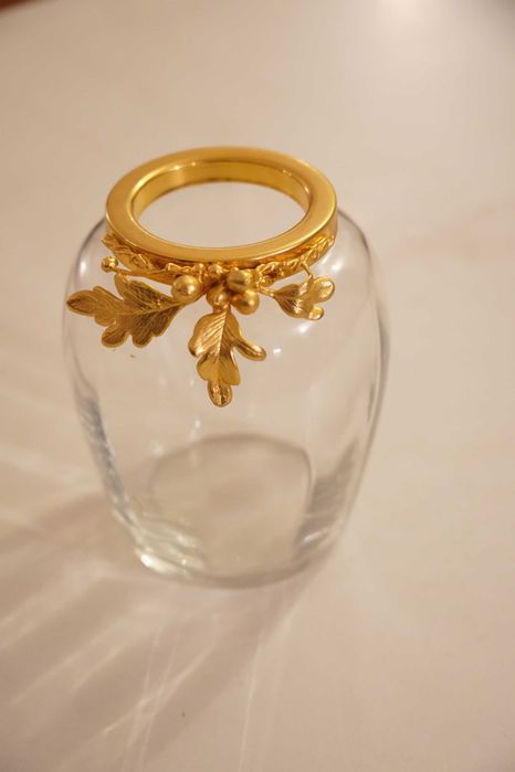 Pote com borda dourada