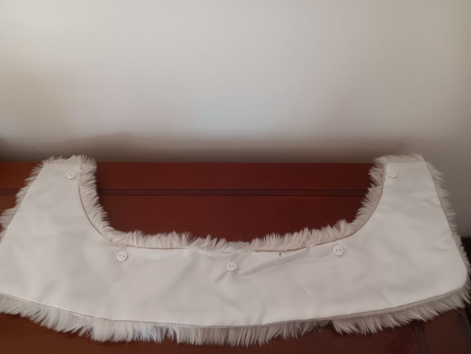 Gola branca de pelo sintetico .