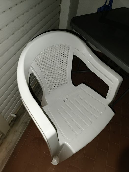 Conjunto de mesa e cadeiras