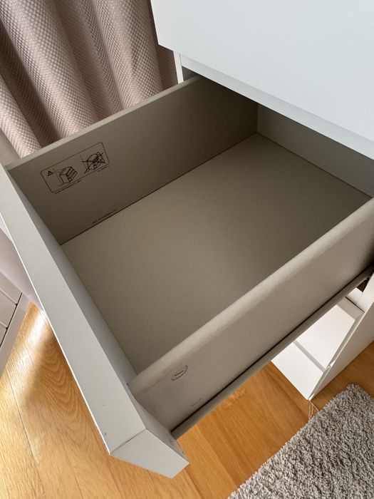 Cómoda Malm com 6 Gavetas + Espelho