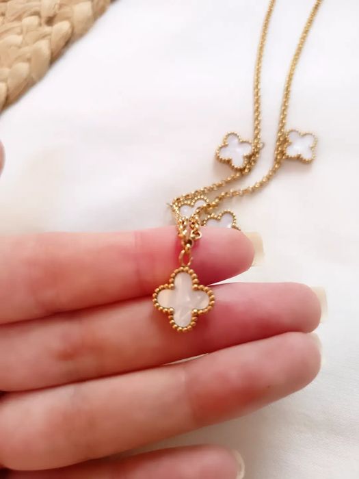 Colar Dourado com Flores Brancas