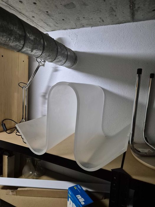 Porta jornais e revistas feito à mão em acrilico de 1,2 cm de espessura