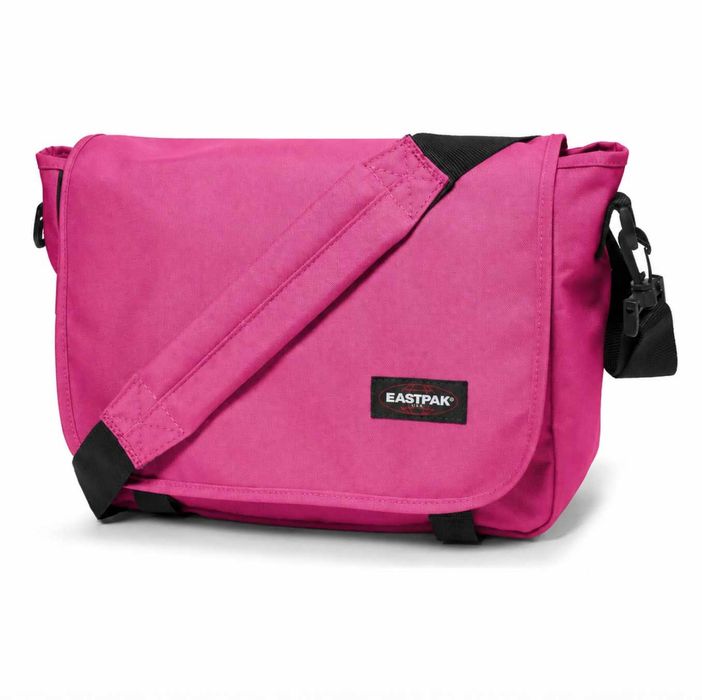 Сумка через плече EastPak Delegate 008 20L у рожевому кольорі.