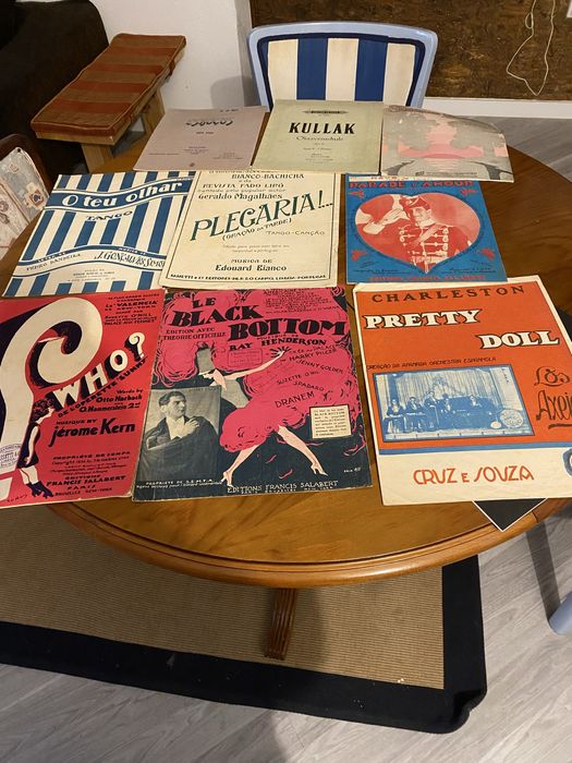 Partituras de canções e  duas para piano.