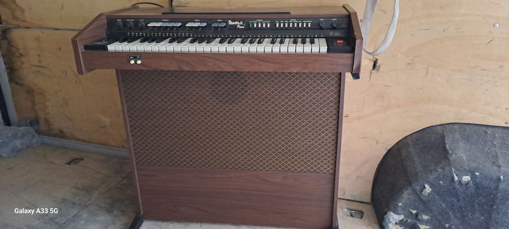 Piano antigo.  Bom estado
