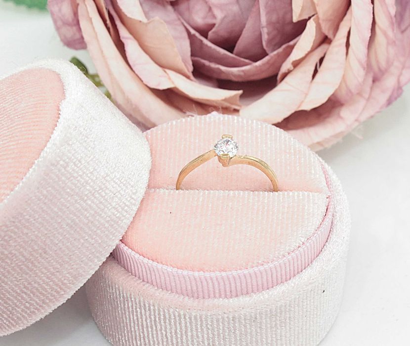 Złoty pierścionek p.333/0,81g z cyrkonią