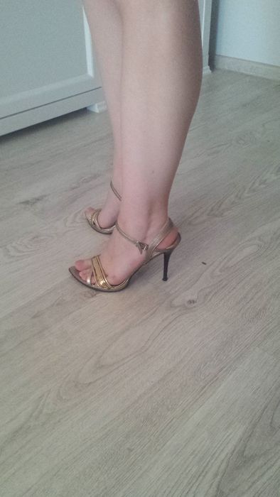 Złote sandały na szpilce