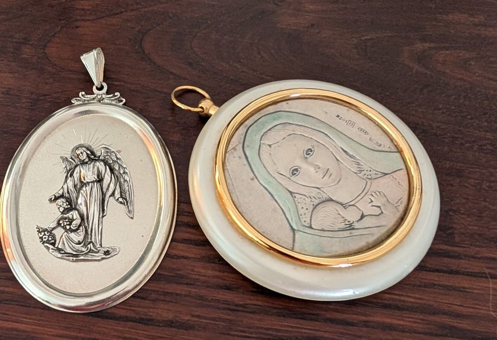 Dois pendentes um em prata,outro com prata e ouro de 18 k