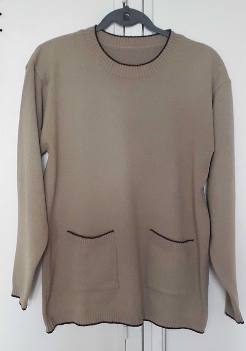 Camisola com bolsos frontais