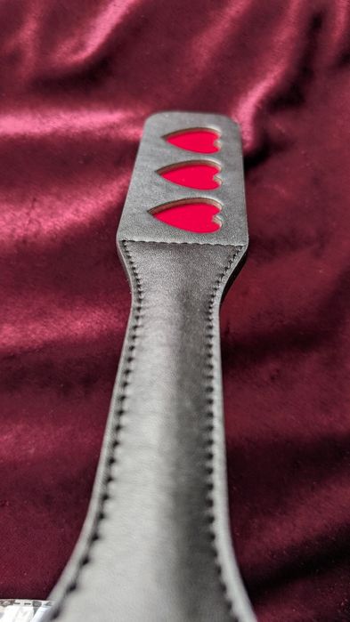 Черная кожанная плётка красное сердце хлопушка для дрессировки