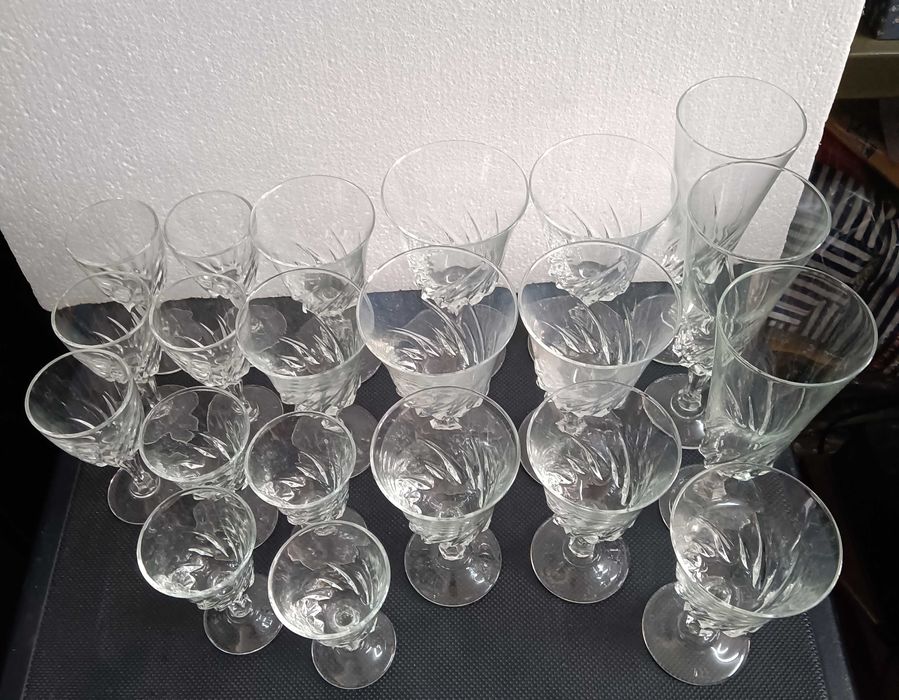 varios serviços e conjuntos de copos com balde e jarro