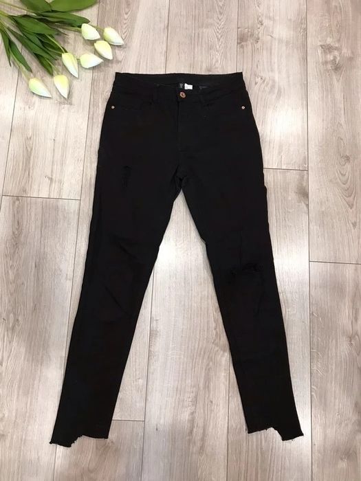 Czarne jeansowe spodnie damskie S 36 z dziurą na kolanoe H&M rurki