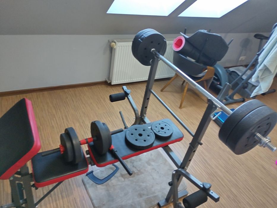 Ławeczka do ćwiczeń ze sztangą i modlitewnikiem