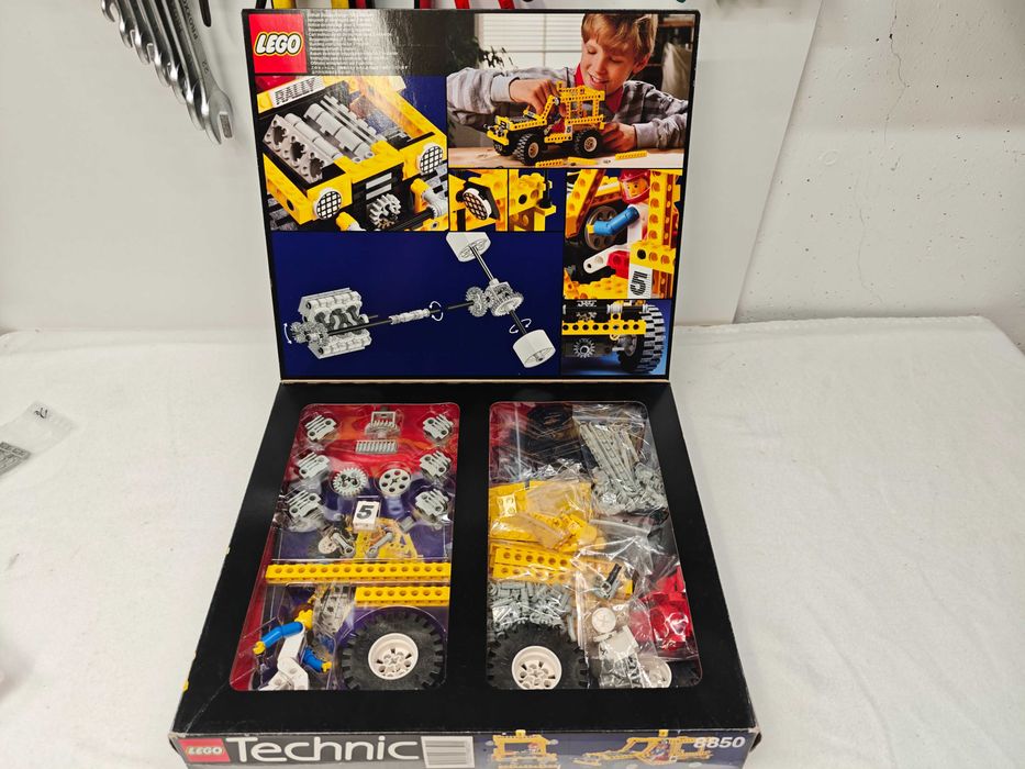 Lego Technic 8850 "Rally Support Truck"; 1990; [231]
