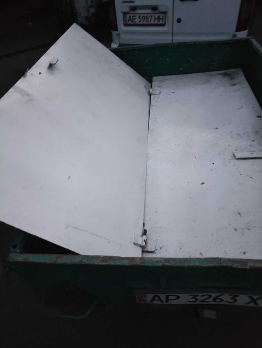 Металеві двері  у білому кольорі