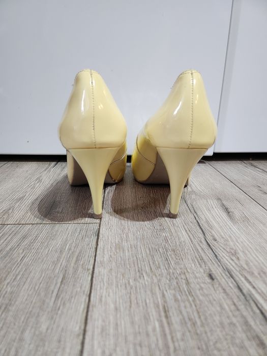 Szpilki lakierkowe cytrynowe Bożena Tanio