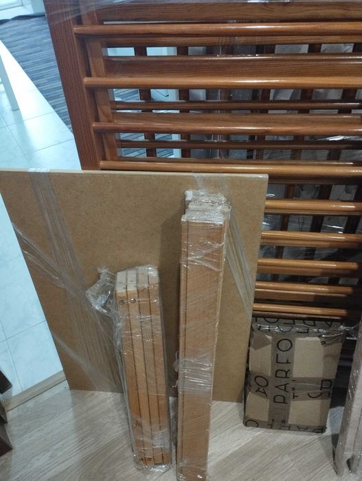 Vendo cama de madeira com colchão e muda fralda