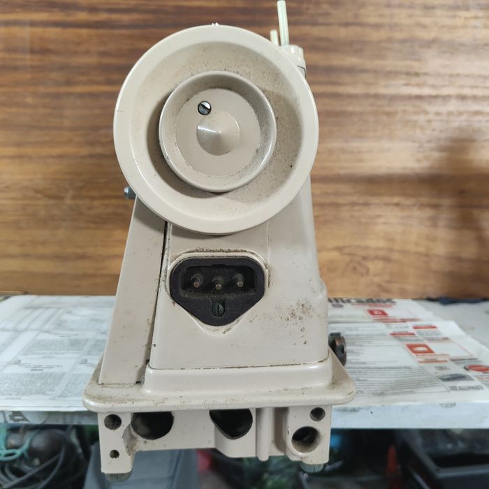 Passo porta alumínio escuro 230cm x 88,5cm com caixilho e fechadura.