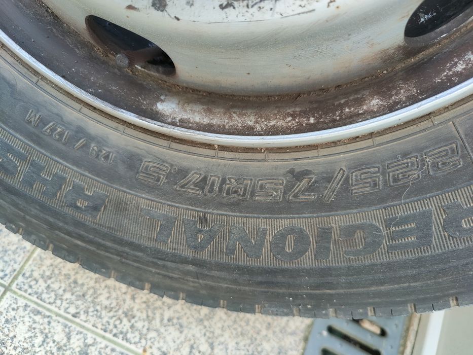 Pneu montado com roda.