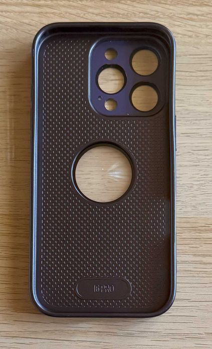 Etui iPhone 16 Pro MagSafe z osłoną aparatu / fioletowe