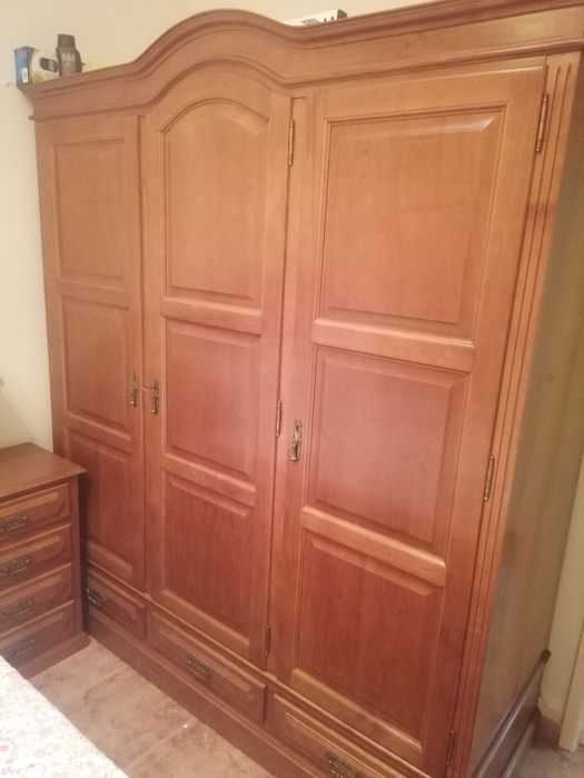 Roupeiro em cerejeira