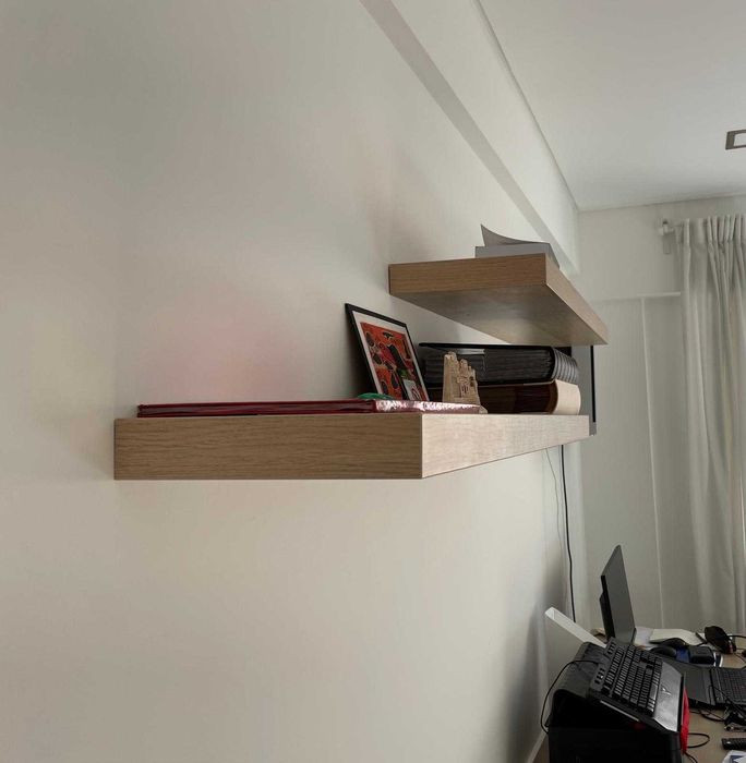 Prateleiras de parede com suporte como novas