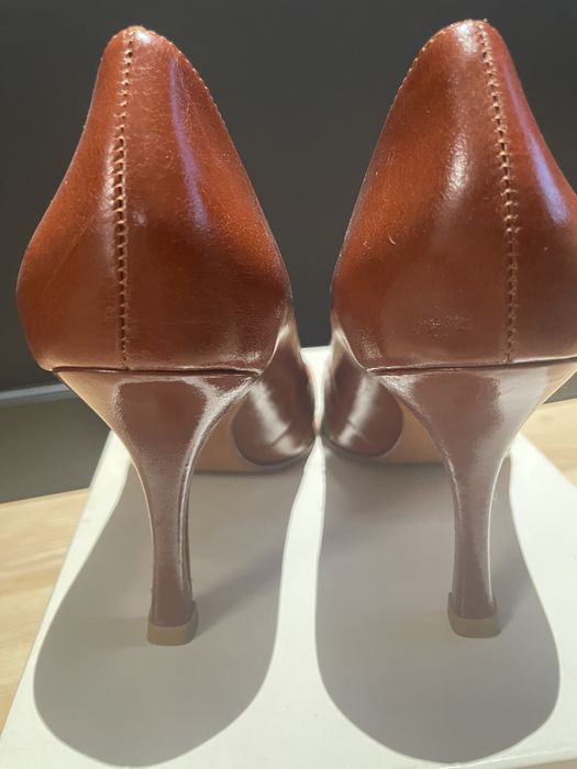 Szpilki z ozdobnym paseczkiem