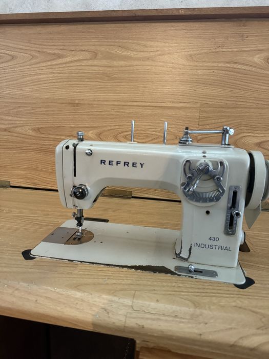 Maquina de costura e movel de maquina de costura