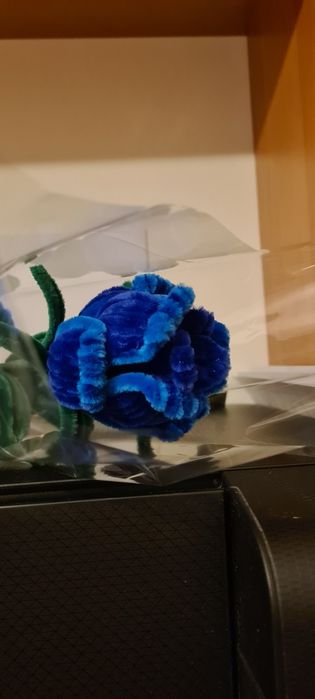 sztuczna róża na prezent