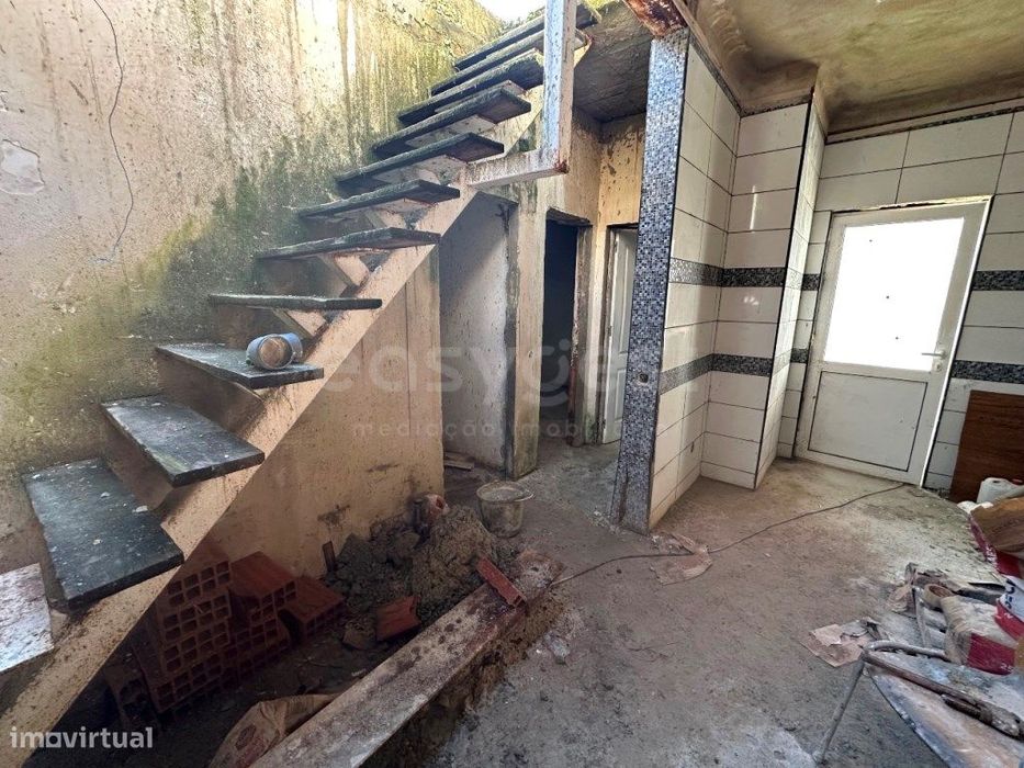Moradia em banda T4 situada no centro do Lavradio