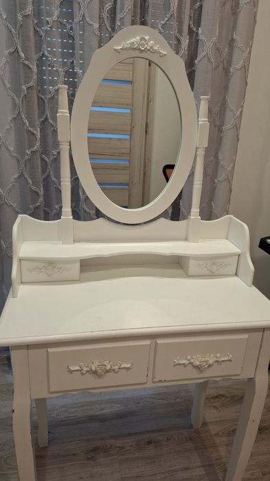 Toaletka biała z lustrem